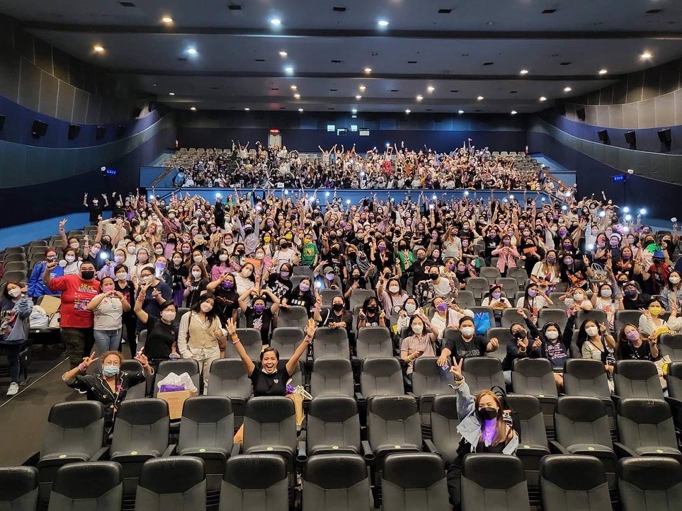 JunARMYHope's tweet photo. My @BorahaeFromMNL, I am so full of happiness talaga sa lahat ng pagmamahal nyo sa akin! Sobrang thankful talaga ako at naka lipad ako from Davao to attend our BFM Block Screening! Super saya! Grave energy natin! Borahae!π
#BTS
#BTSARMY
#BFM
#BorahaeFromManila
#BFMBestForMe https://t.co/jhSYZssApo