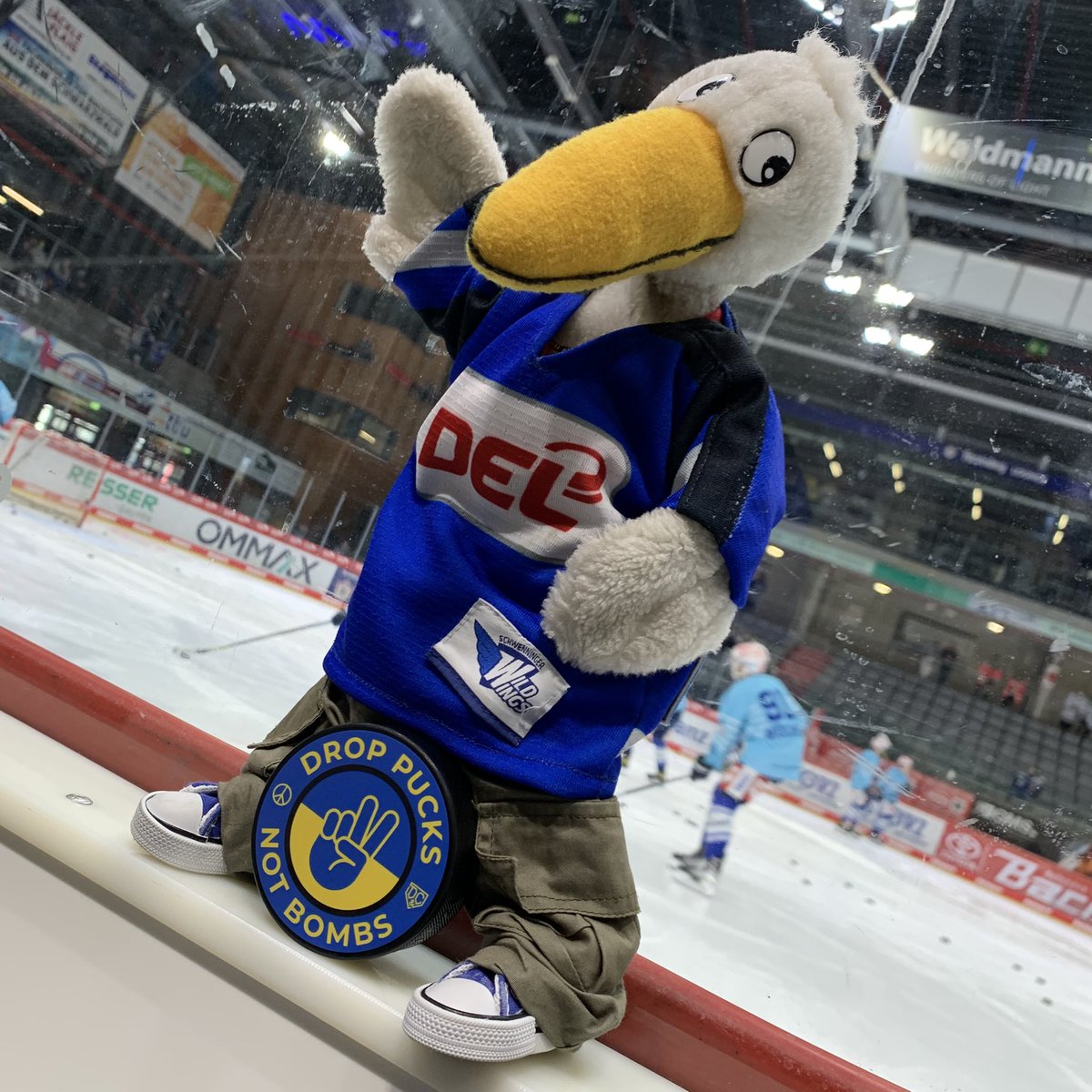 stan_swanowski's tweet photo. Heute habe ich die Ehre euch im heimischen Stadion, den Puck zu #droppucksnotbombs zu präsentieren. Ihr könnt ihn bei @dnchockey erwerben und der Erlös geht zugunsten der Kriegsopfer aus der Ukraine. 🇺🇦 #peace #stantheswan #wirsindschwenningen https://t.co/Jt0ayfxrkG
