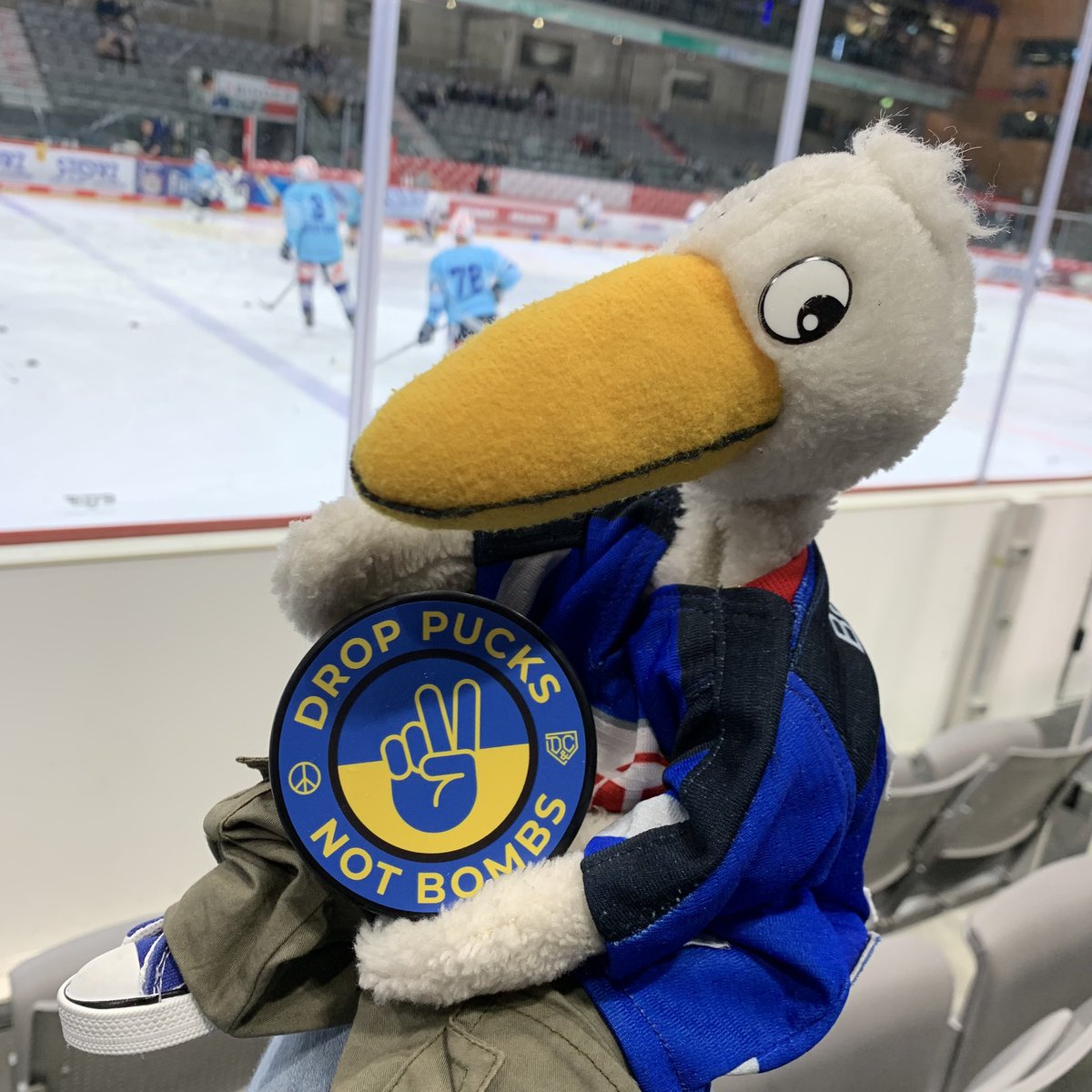 stan_swanowski's tweet photo. Heute habe ich die Ehre euch im heimischen Stadion, den Puck zu #droppucksnotbombs zu präsentieren. Ihr könnt ihn bei @dnchockey erwerben und der Erlös geht zugunsten der Kriegsopfer aus der Ukraine. 🇺🇦 #peace #stantheswan #wirsindschwenningen https://t.co/Jt0ayfxrkG