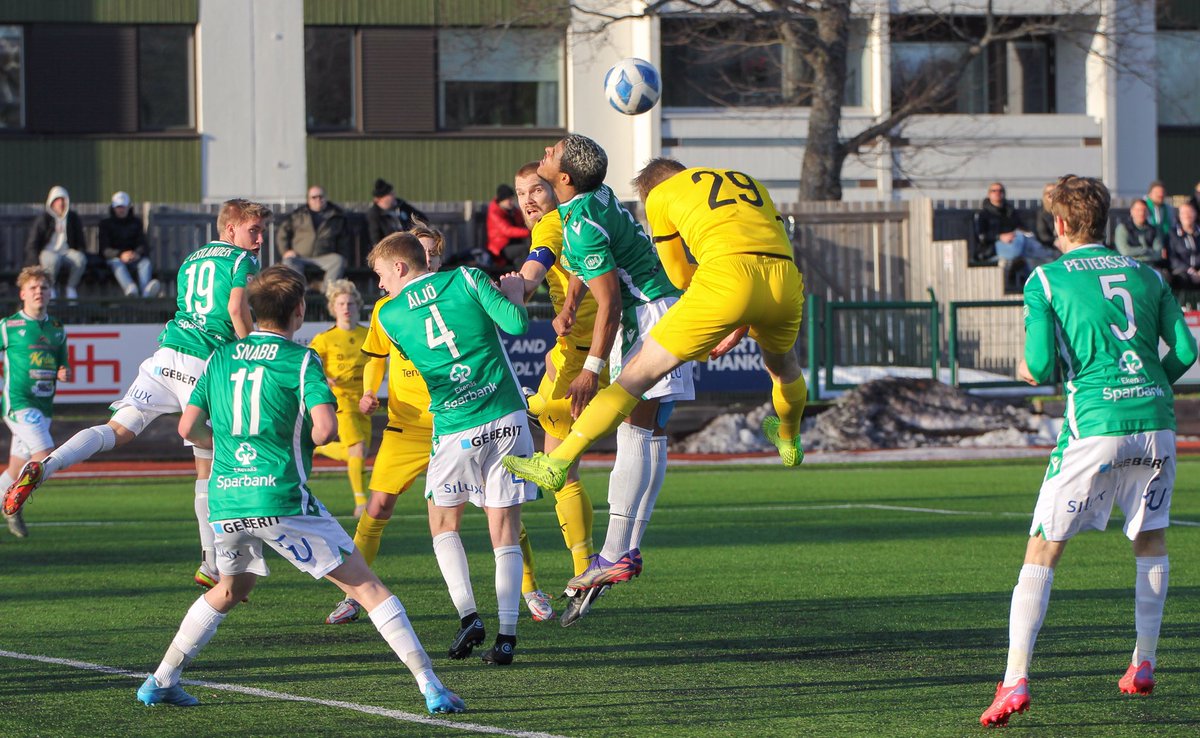 Tiina_P's tweet photo. Futista ulkona, lämpimässä auringonpaisteessa, paljon yleisöä ja mukava voitto. Kaunis päivä. Jatketaan cupin finaaliin! 🖤🤍 #EIFTPS #Ykköscup #Ykkönen #TPSJalkapallo #TKOMV #KaunisPäivä https://t.co/yh6MOPjzdT