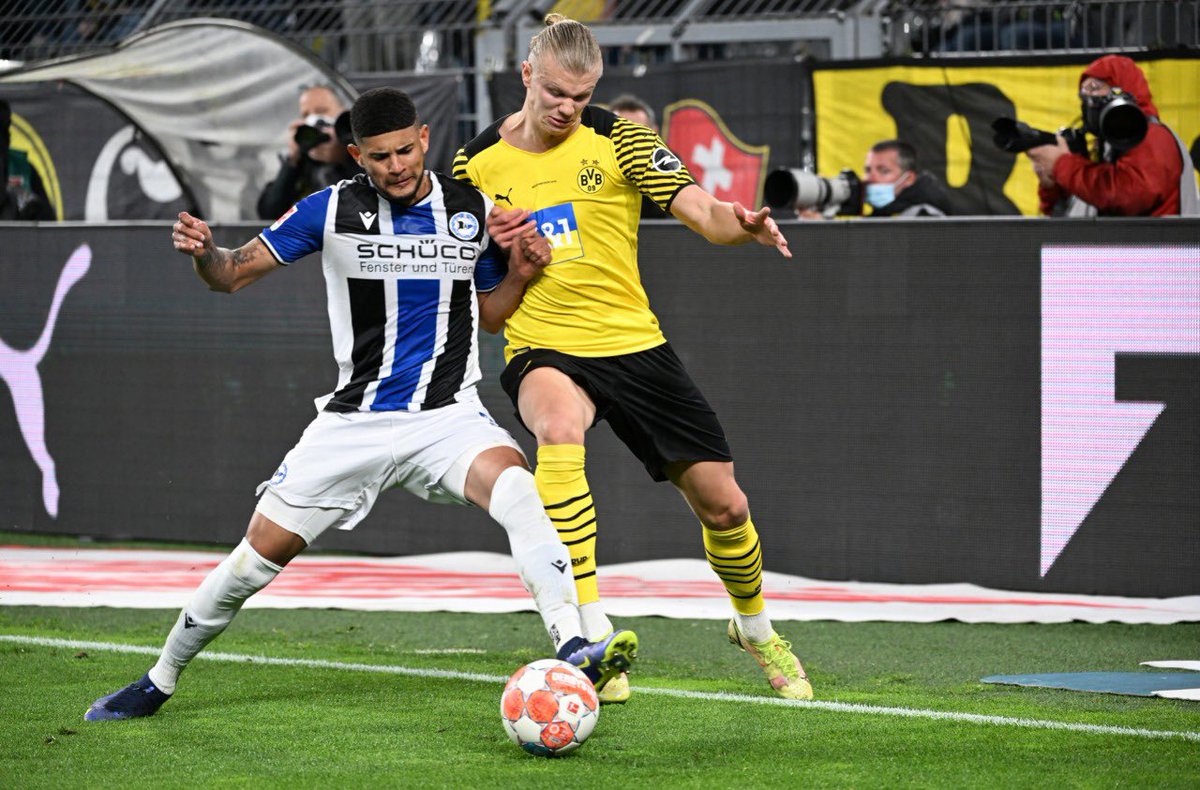 En esta foto podemos ver a uno de los mejores fichajes de la Bundesliga en la temporada, importante en la faceta defensiva y ofensiva de su equipo y sin duda con uno de los futuros más prometedores en el fútbol.

Ah, y a su lado está Erling Haaland.

¡Andrés Andrade señores! 🇵🇦