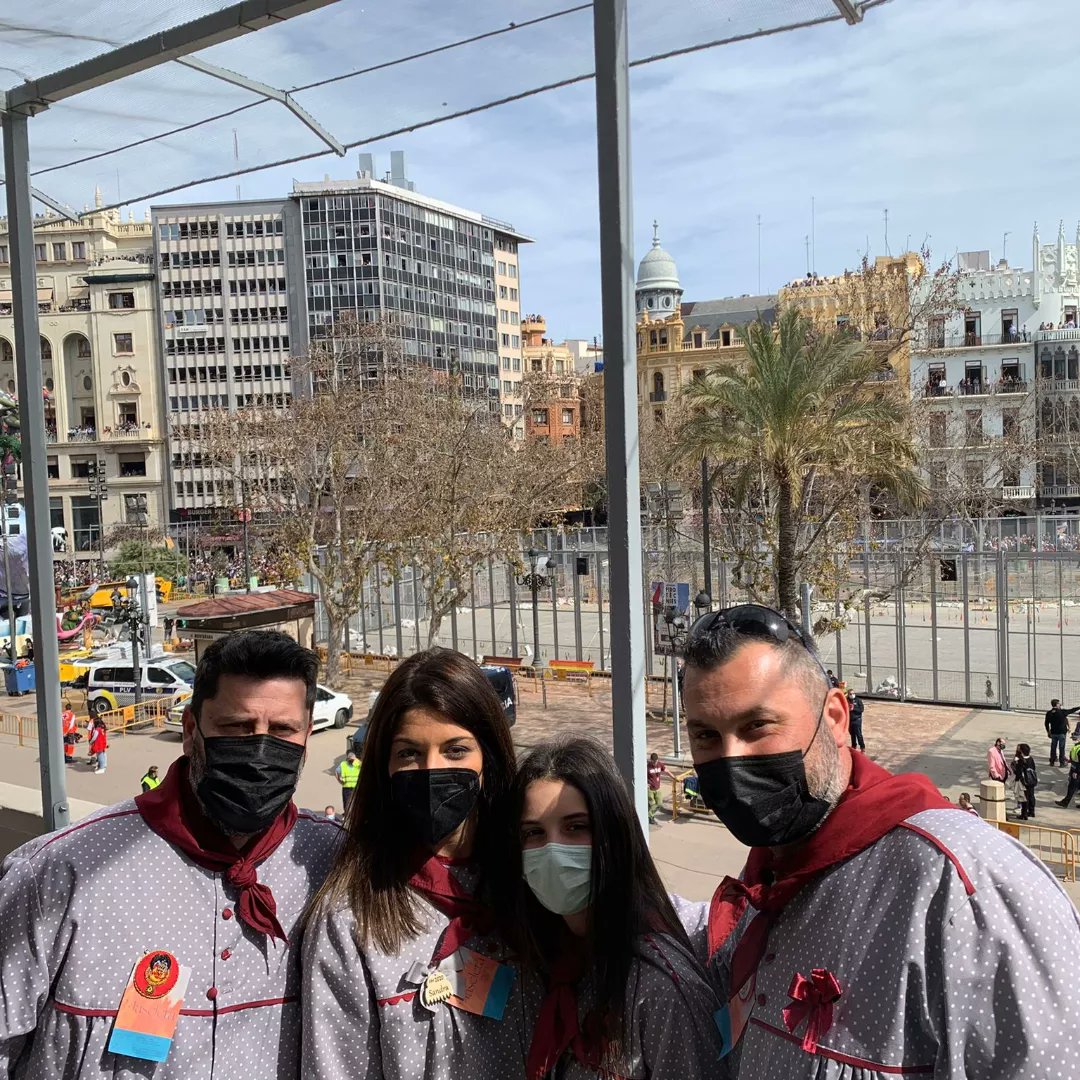 FallaMariola's tweet image. Hoy tocaba mascletà desde el balcón del @AjuntamentVLC 

#sommariola #fallamariola #mariola #quatrecarreres