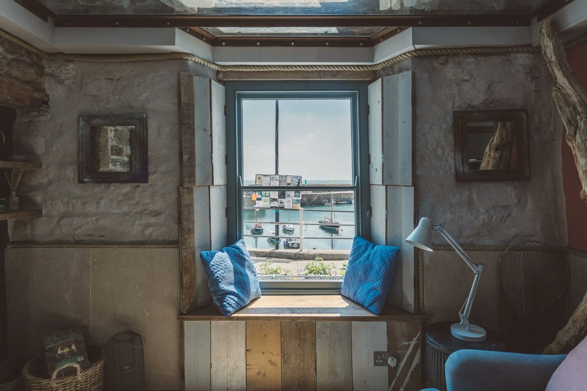 Harbour Moon is a particularly special one-bedroom holiday cottage in the Cornish village of Mousehole. Sitting on the picturesque harbour, this space is ideal for those seeking somewhere different, interesting and photogenic for a romantic break.
buff.ly/3jxUH9c