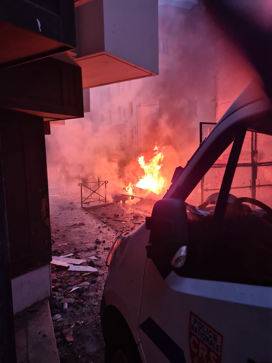 CRSUNSAPolice's tweet photo. Bastia: manifestation qui dégénère.
De nombreux blessés du côté des CRS dont 1 suite à un mortier qui percute une munition.
Soutien total aux collègues engagés, la soirée risque d'être longue. https://t.co/s9phEFf8EC