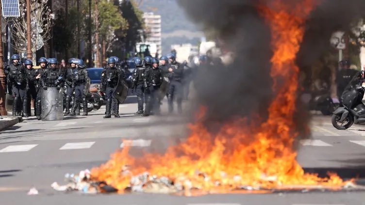 jepbonet's tweet photo. El que està passant actualment a Còrsega ens hauria de fer reflexionar a Catalunya.
L’independentisme cors ocupa el carrer desconnectant-se de l’independentisme gestionari que ja no controla res. Partits independentistes i autonomistes governen l’illa amb majoria absoluta.
FIL
👇 https://t.co/dqkcDWj5Tf