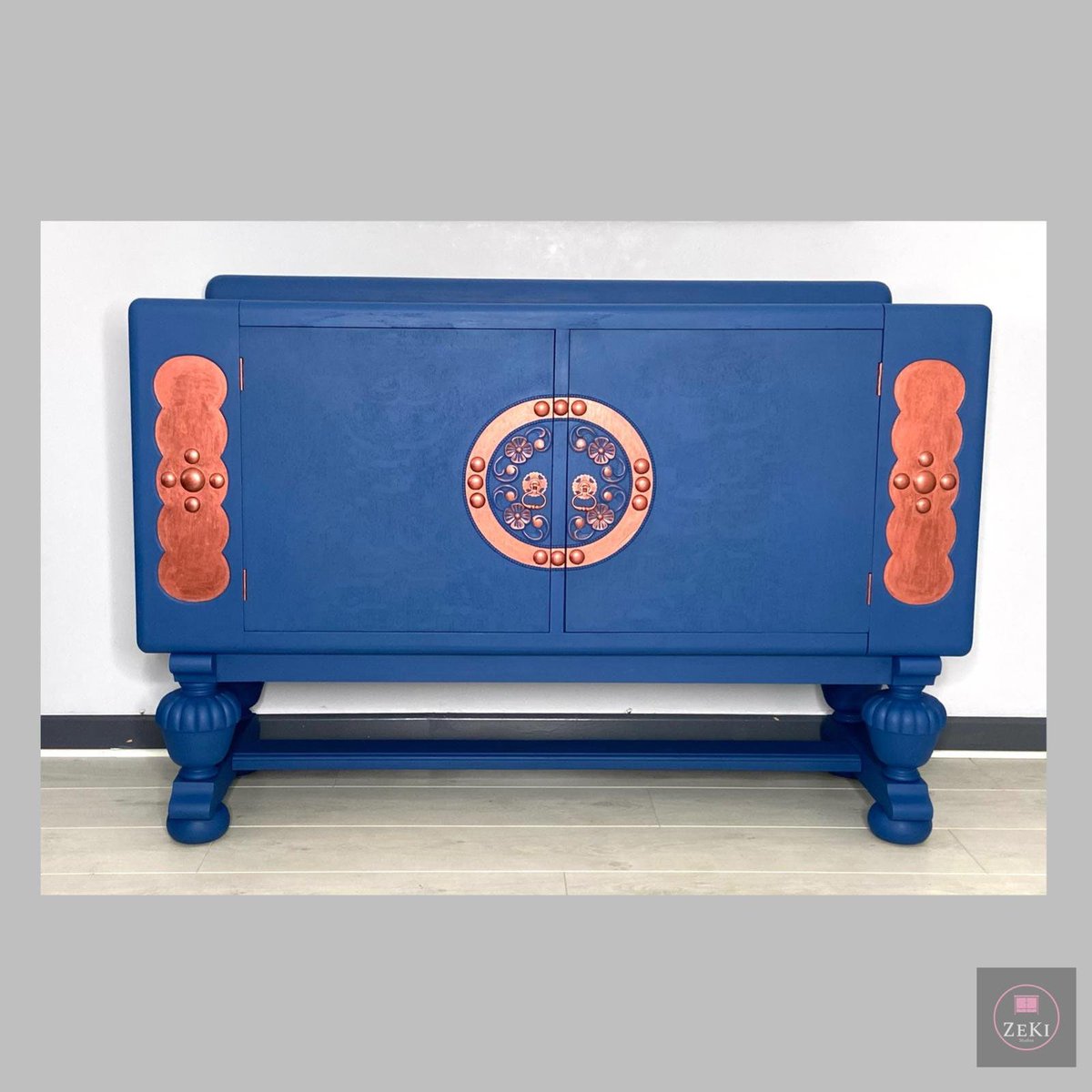 zekistudios's tweet photo. Excited to share this item from my #etsy shop: Fabulous 1930s Sideboard with 'Hidden' Wine Storage, Bright Blue and Metallic Copper, Original Carvings, Acorn Legs https://t.co/VCTJX615wv
#cocktailcabinet #drinkscabinet #drinks #fabulousfurniture https://t.co/r1PISfrHK3