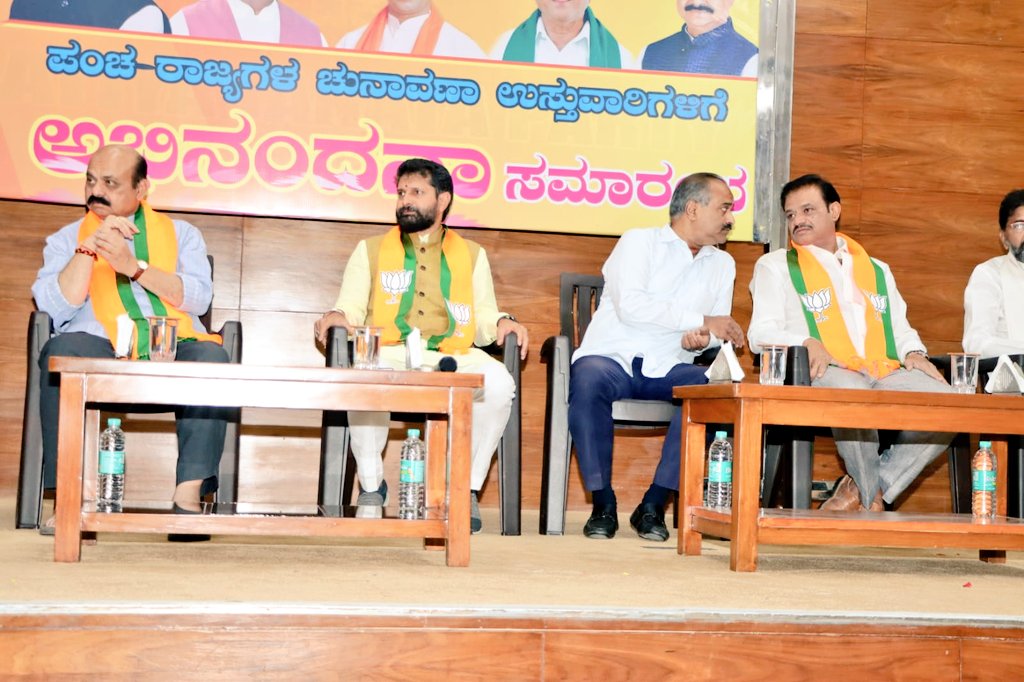 MunirathnaMLA's tweet photo. ಹಾಗೂ ಸಂಸದರಾದ @PCMohanMP ಅವರೊಂದಿಗೆ ಪಾಲ್ಗೊಳ್ಳಲಾಯಿತು. ಸಚಿವರಾದ @VSOMANNA_BJP, ವಿಧಾನ ಪರಿಷತ್ ಸದಸ್ಯರಾದ ಶ್ರೀ ರವಿಕುಮಾರ್, ಬಿಜೆಪಿ ರಾಜ್ಯ ಉಪಾಧ್ಯಕ್ಷರಾದ @BlrNirmal, ಎಸ್ಸಿ ಮೋರ್ಚಾ ಅಧ್ಯಕ್ಷರಾದ ಛಲವಾದಿ ನಾರಾಯಣಸ್ವಾಮಿ, ಪ್ರಧಾನ ಕಾರ್ಯದರ್ಶಿ @MTenginkai ಮುಂತಾದವರು ಉಪಸ್ಥಿತರಿದ್ದರು.(2/2) #BJP https://t.co/Lri3AHaTul