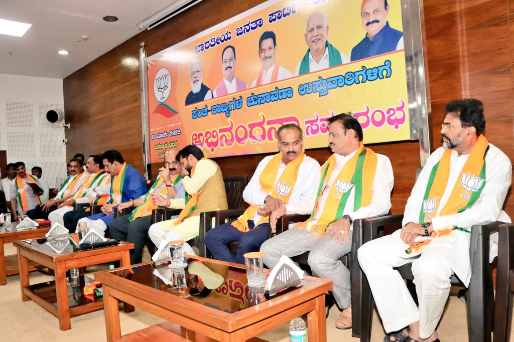 MunirathnaMLA's tweet photo. ಹಾಗೂ ಸಂಸದರಾದ @PCMohanMP ಅವರೊಂದಿಗೆ ಪಾಲ್ಗೊಳ್ಳಲಾಯಿತು. ಸಚಿವರಾದ @VSOMANNA_BJP, ವಿಧಾನ ಪರಿಷತ್ ಸದಸ್ಯರಾದ ಶ್ರೀ ರವಿಕುಮಾರ್, ಬಿಜೆಪಿ ರಾಜ್ಯ ಉಪಾಧ್ಯಕ್ಷರಾದ @BlrNirmal, ಎಸ್ಸಿ ಮೋರ್ಚಾ ಅಧ್ಯಕ್ಷರಾದ ಛಲವಾದಿ ನಾರಾಯಣಸ್ವಾಮಿ, ಪ್ರಧಾನ ಕಾರ್ಯದರ್ಶಿ @MTenginkai ಮುಂತಾದವರು ಉಪಸ್ಥಿತರಿದ್ದರು.(2/2) #BJP https://t.co/Lri3AHaTul