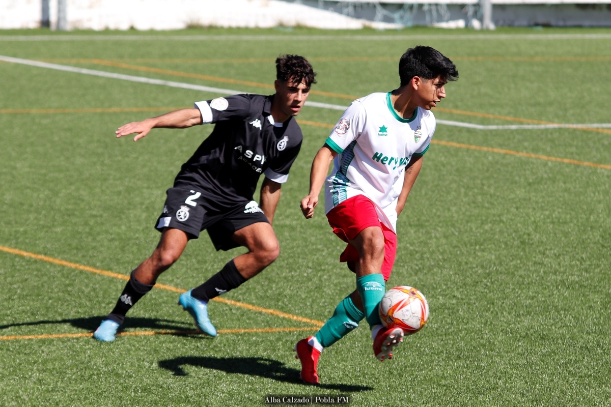 _albacg's tweet photo. El @EscuelaTrival le ha dado la segunda alegría consecutiva a su afición al ganar por 3-2 a la @CultuAcademia. La crónica del partido la podéis leer en @poblafm: https://t.co/YJFb4Kl1N5 https://t.co/4OUya3KIKy