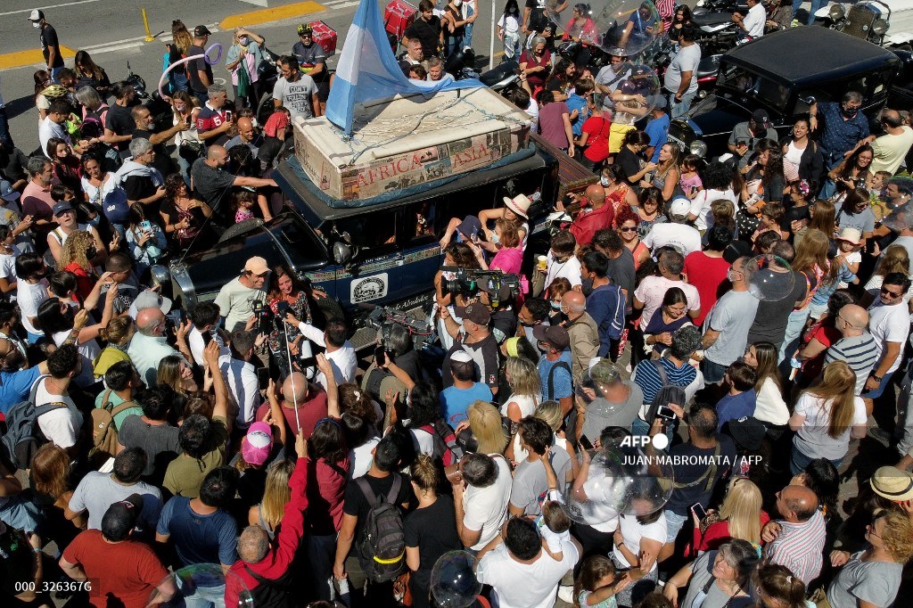 AFPphoto's tweet photo. #Argentina - Argentine family comes home after 22-year drive around the world.
📸 Juan Mabromata #AFP https://t.co/ybMOgwG907