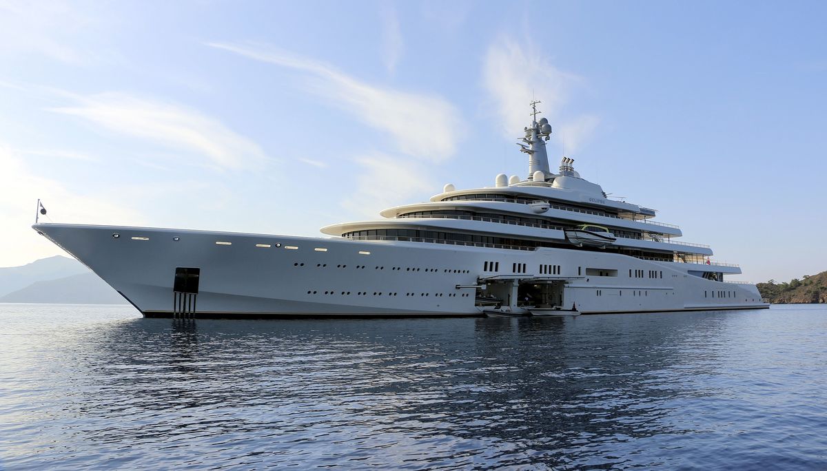 8) And with this wealth, Roman Abramovich has acquired assets throughout the Western world.He owns $500 million of luxury real estate in London, New York, St. Barts, and Aspen.And he has nearly $2 billion in superyachts & planes.But no purchase was more public than Chelsea.