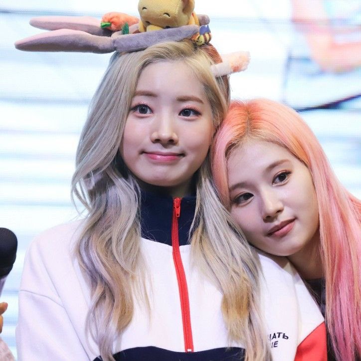 saidafeed's tweet photo. sana really loves dahyuns shoulder https://t.co/jAbAqDnkP4