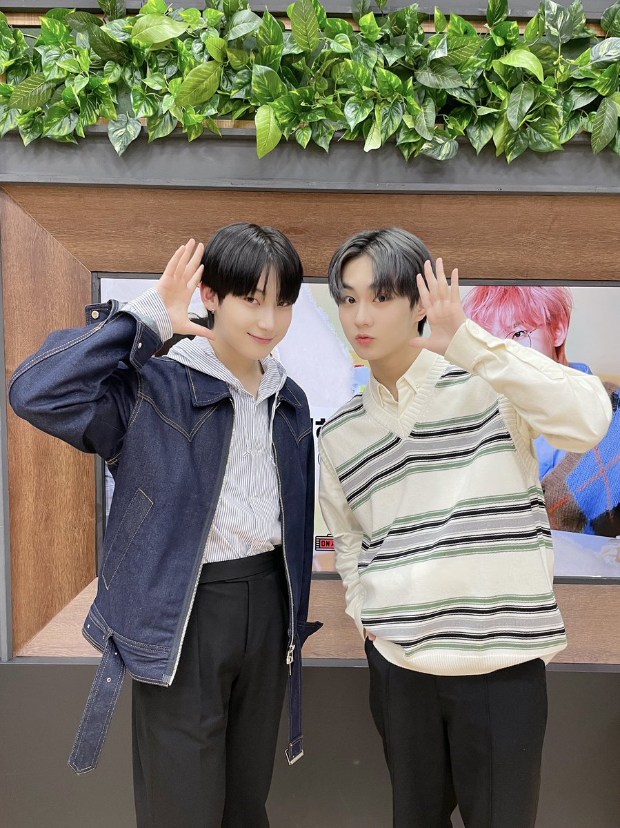 iO2jake's tweet photo. pengen culikkk kalian berdua deh😩 https://t.co/MbHXXcRjvs