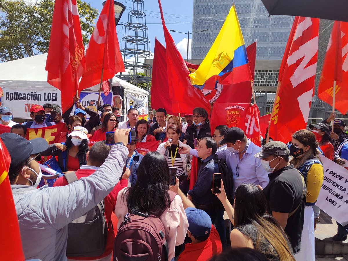 NOTICIAS1982's tweet photo. Docentes agrupados en la @UNENACIONAL, se concentran en los exteriores de la @AsambleaEcuador, y exigen se ratifique en segundo debate de las reformas a la #LOEI, sobre el incremento salarial 986 dólares y la jubilación especial de los mqestros. @CANALAJITV,  @VAndresQuishpe https://t.co/smWpWOJ1k9