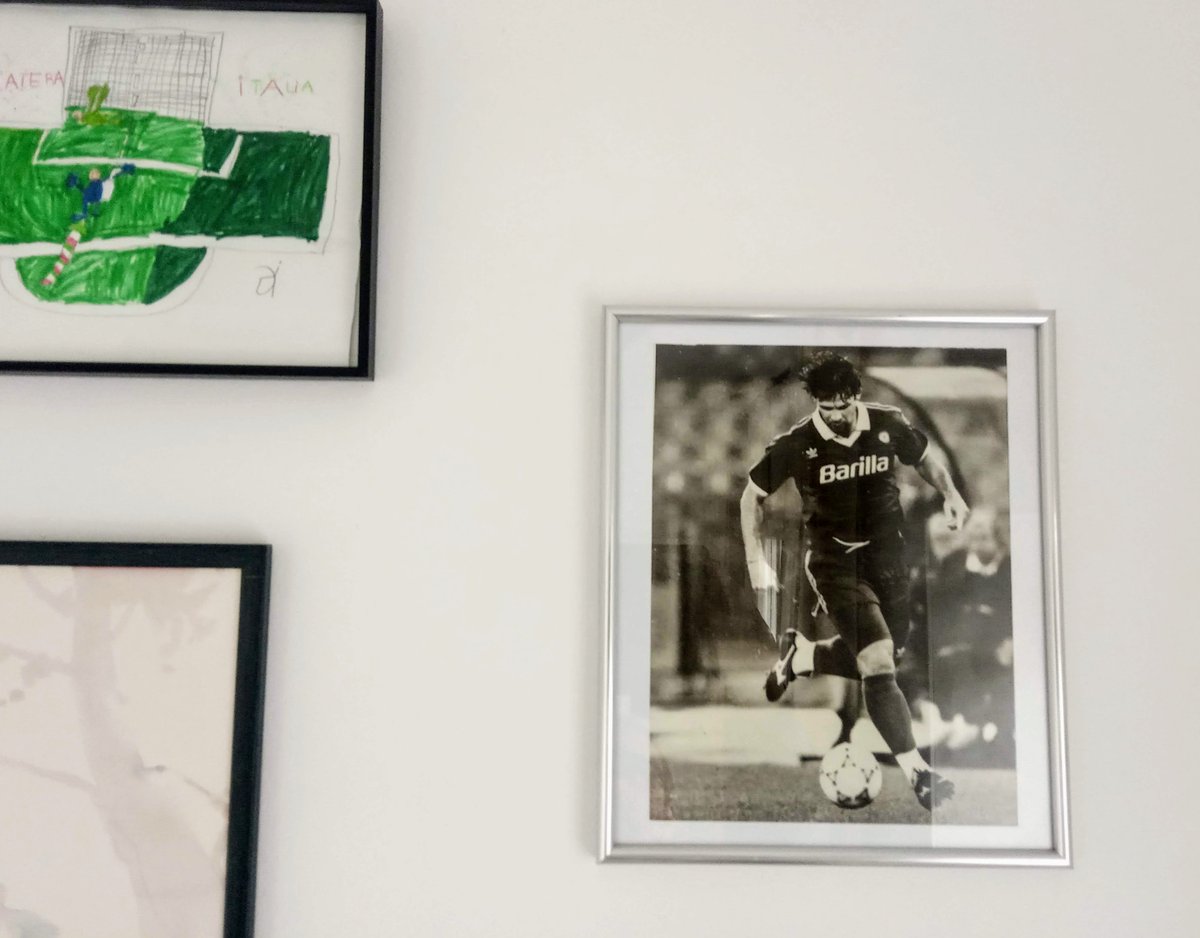 LaScorza's tweet photo. E buon compleanno anche a te, Sebino, che mi hai accompagnato per piú di 30 anni, prima in cameretta a Rapallo, dove sei nato, e poi nel mio studio a Barcellona.
Ti festeggio con il disegno del tuo ultimo gol in maglia giallorossa.
#sebino #Nela #buoncompleanno #amarcord https://t.co/BCUGBm1hVa