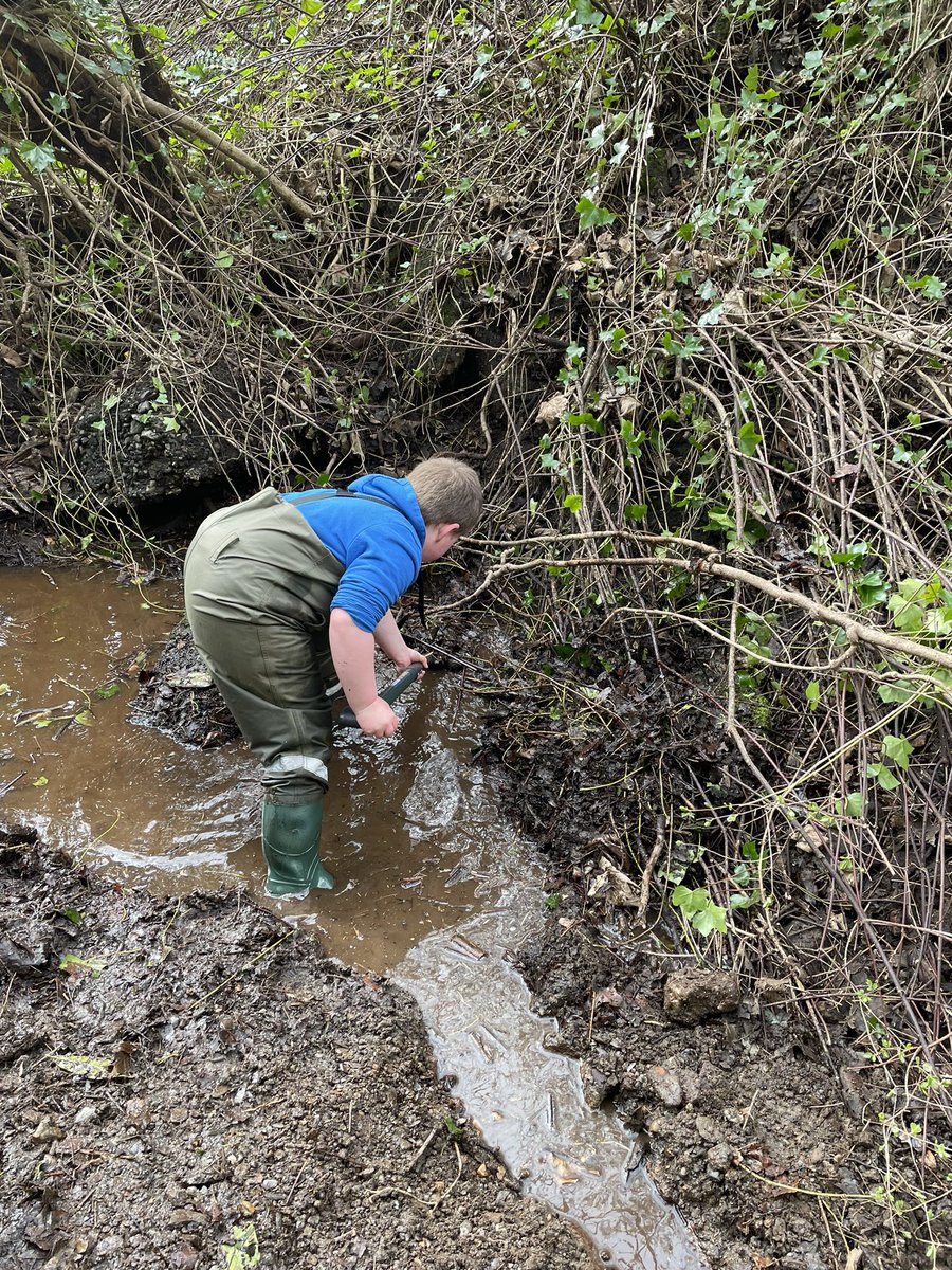 DebbieElwood84's tweet photo. #volunteering today helping to clear a blockage in the burn #Rosneath #GetOutdoors #outdoorfun #HardAtWork https://t.co/8YPozWBQtJ