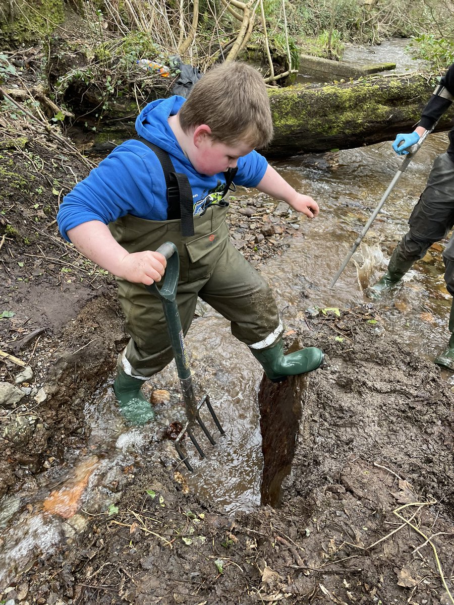 DebbieElwood84's tweet photo. #volunteering today helping to clear a blockage in the burn #Rosneath #GetOutdoors #outdoorfun #HardAtWork https://t.co/8YPozWBQtJ