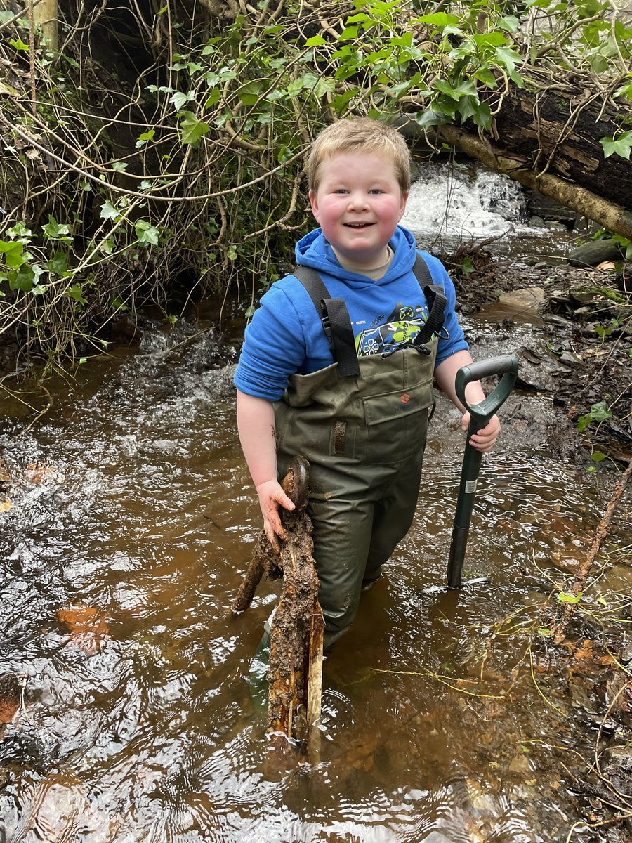 DebbieElwood84's tweet photo. #volunteering today helping to clear a blockage in the burn #Rosneath #GetOutdoors #outdoorfun #HardAtWork https://t.co/8YPozWBQtJ