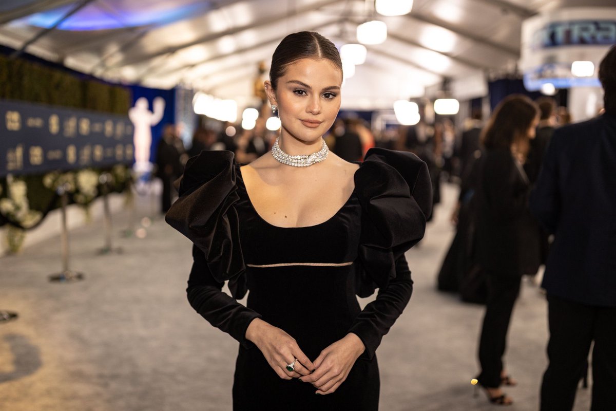 taylenafanatic's tweet photo. another Selena Gomez red carpet look is coming https://t.co/FprjA6DEj8