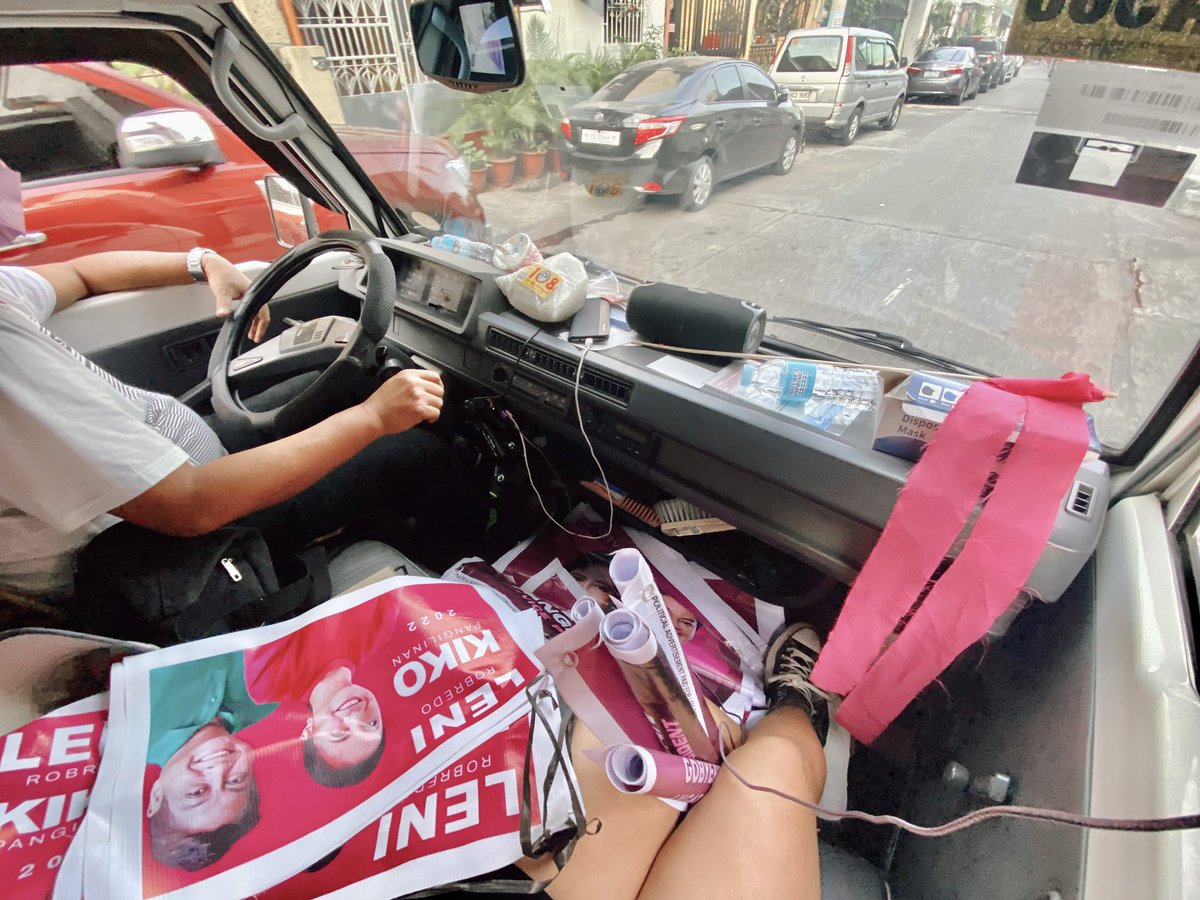 mysweetcupoftea's tweet photo. Itong papa ko, dating katunggali pero ngayon kasama kong nagmu-mural, nagpapagawa ng shirts, nagcacaravan, at nangangampanya for Leni. Di ko naman kinumbinse, siya mismo nag self-convert dahil sa nababasa niyang posts at nakikita niyang efforts ko 😭💖 https://t.co/a6ynWduCwr