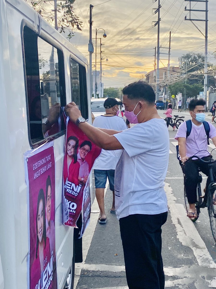 mysweetcupoftea's tweet photo. Itong papa ko, dating katunggali pero ngayon kasama kong nagmu-mural, nagpapagawa ng shirts, nagcacaravan, at nangangampanya for Leni. Di ko naman kinumbinse, siya mismo nag self-convert dahil sa nababasa niyang posts at nakikita niyang efforts ko 😭💖 https://t.co/a6ynWduCwr