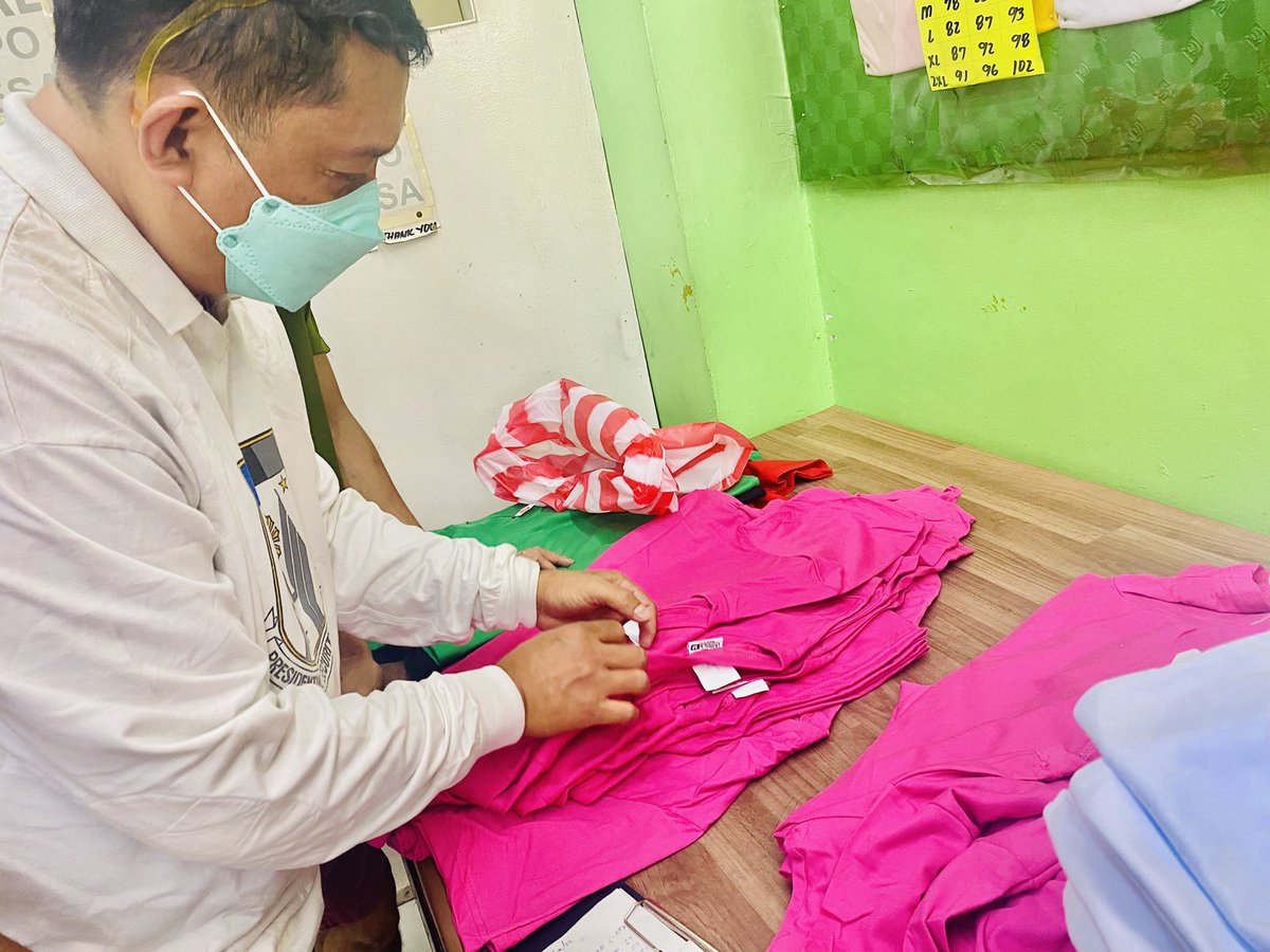 mysweetcupoftea's tweet photo. Itong papa ko, dating katunggali pero ngayon kasama kong nagmu-mural, nagpapagawa ng shirts, nagcacaravan, at nangangampanya for Leni. Di ko naman kinumbinse, siya mismo nag self-convert dahil sa nababasa niyang posts at nakikita niyang efforts ko 😭💖 https://t.co/a6ynWduCwr