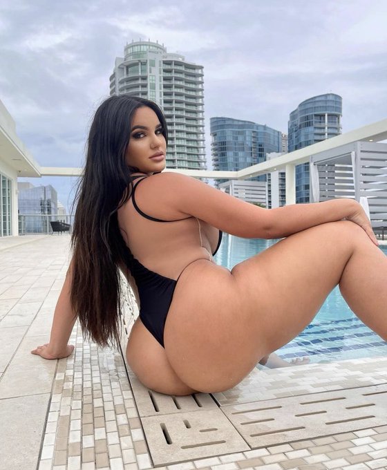 Should I make content by the pool today? ?? https://t.co/3rd1wU9gks