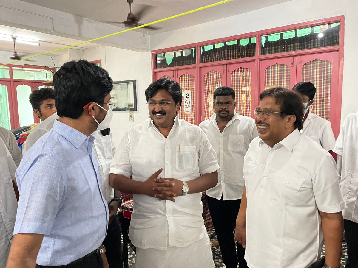 Hassan_tnpyc's tweet photo. Well organised eye camp on 
#glaucomaweek
By Dr.Atheek sheik my school mate. Fathima eye clinic. They have freely diagnosed 200 patients &amp; have promised free surgery for around 40. In thiruvanmiyur big mosque breaking all barriers it was eye camp for #NammaVelachery makkal. https://t.co/nWVlkg9c4E