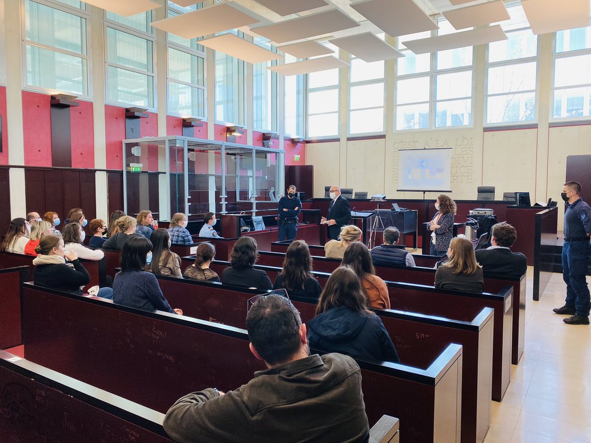 Comprendre pour mieux juger : #magitrats,  #greffiers et #avocats du TJ de #Pontoise ont assisté à une formation dispensée par <a href="/Gendarmerie_095/">Gendarmerie du Val-d'Oise</a> sur les agressions par armes blanches et les moyens de défense des forces de l’ordre