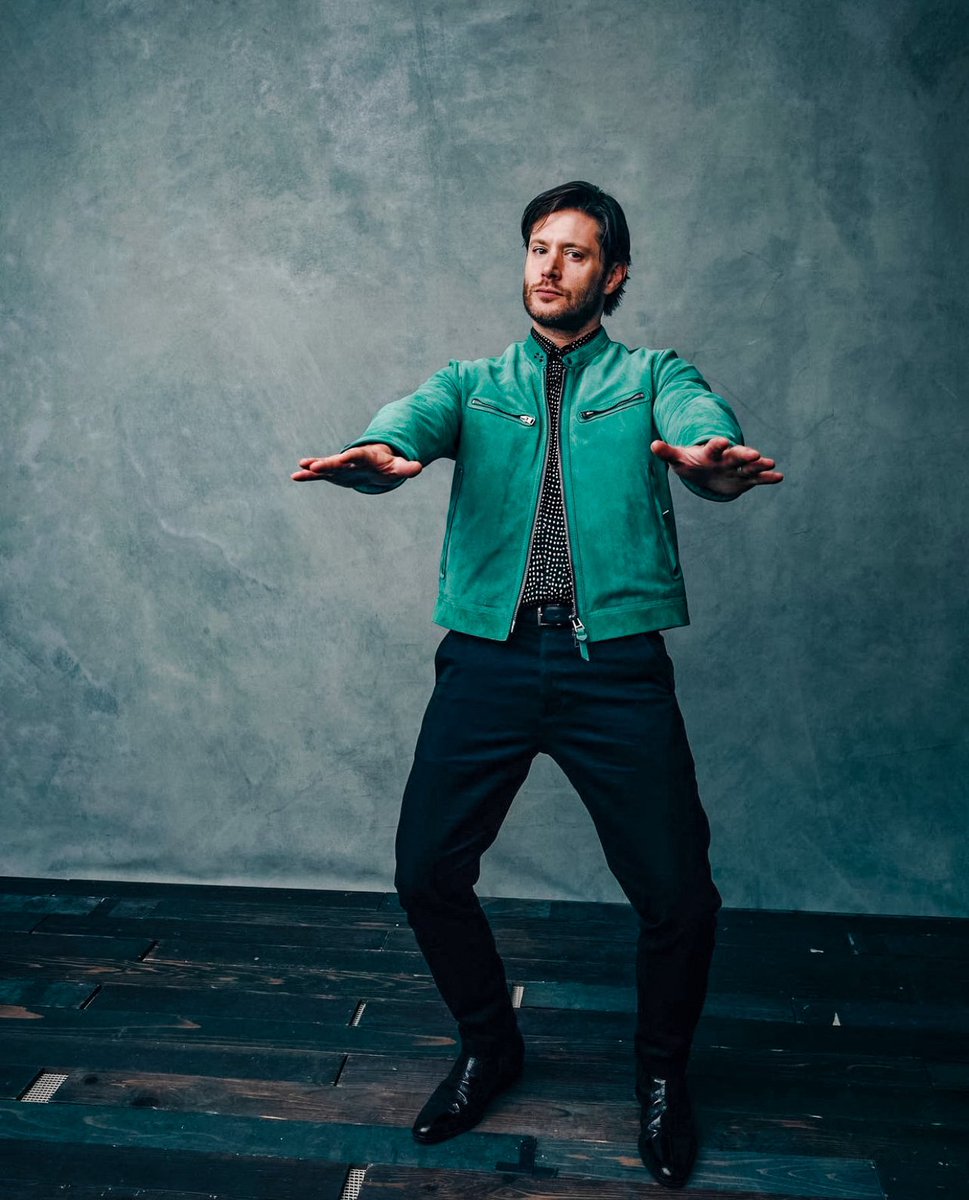 SoldierTheBoys's tweet photo. Jensen Ackles in this teal suede jacket. Yes please. https://t.co/1YNPUAGSEX