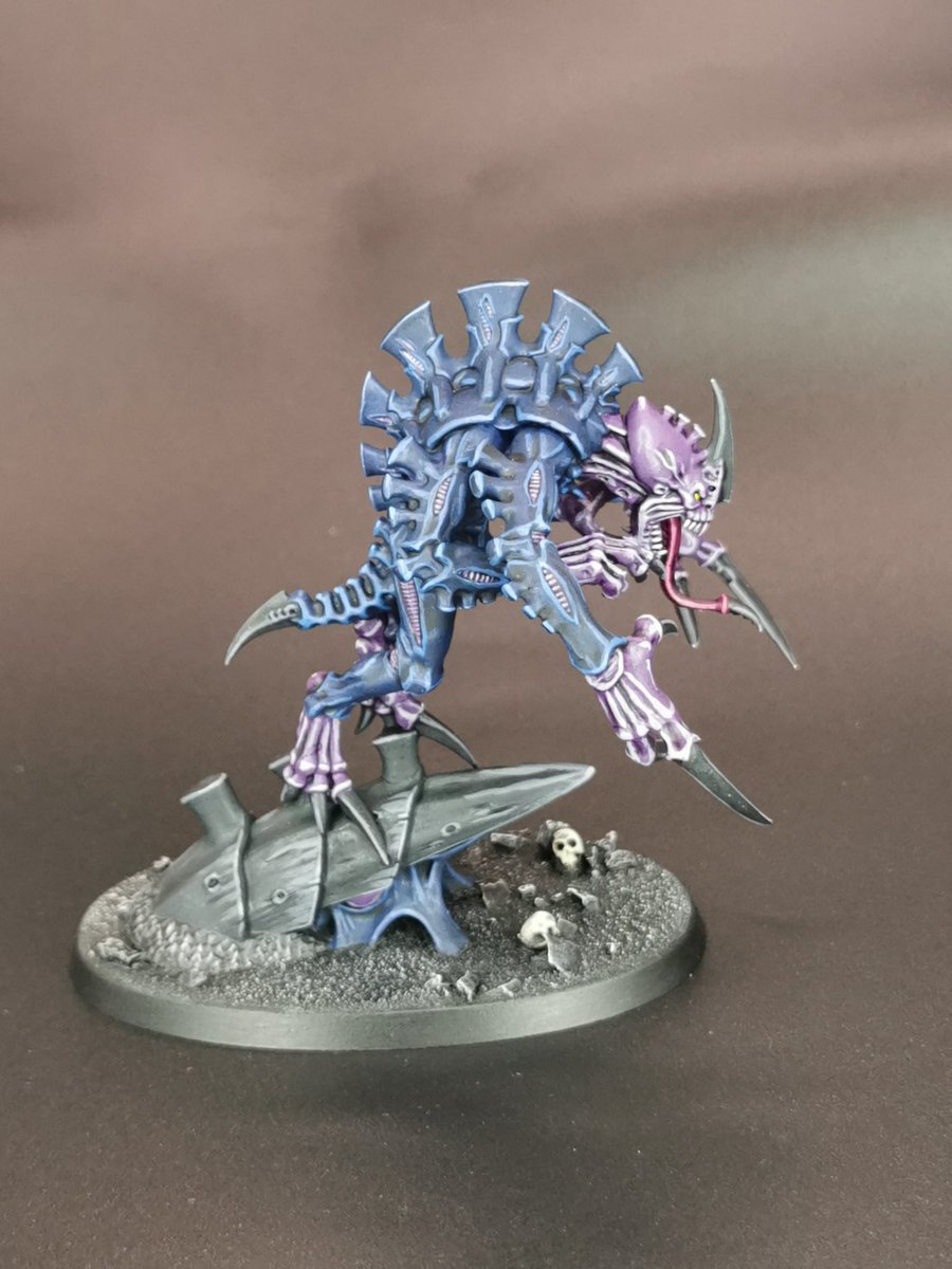 WMRGuilliman's tweet photo. Hivefleet hydra begins to awaken from its slumber to bring ruin to all that stand in its wake. My finished broodlord. Really love this model. #Warmongers #paintingwarhammer #40K #warhammer40k #WarhammerCommunity #tyranids #hivefleethydra #dztv https://t.co/jLvr5MEAnW