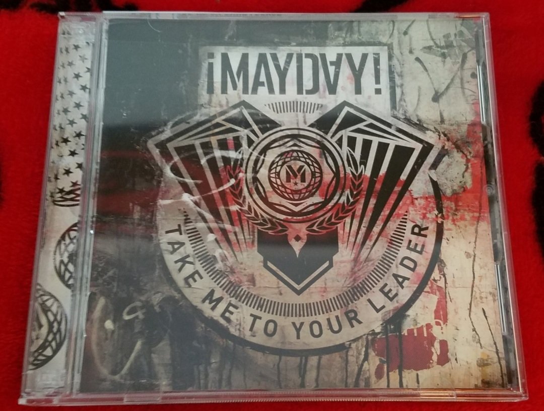 Bigchiefal813's tweet image. Don't forget that whenever you snag a hard copy of "Take Me To Your Leader" from strangemusicinc.net you also get a FREE copy of #Klusterfuk with it!! 🎂🌴🐍🦇💿 @TheWrekingCrew