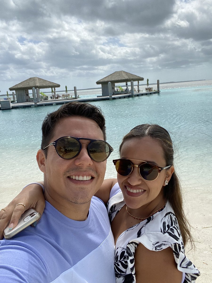 IvanOrlando19's tweet photo. Mi esposa me conoció cuando ganaba el básico y aquí nos ves en las Bahamas https://t.co/AMoxnkQT6M
