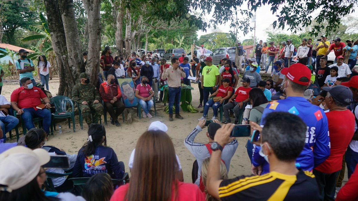 ViceVenezuela's tweet photo. #Entérate || Ministro para las Comunas y los Movimientos Sociales, @jaarreaza, sostuvo un encuentro con representantes de la Comuna "Pie de Monte Andino Chávez por Siempre", en el estado #Barinas.

Más detalles aquí: https://t.co/eu5nwhRzE5 https://t.co/lOVYOPFzZ2
