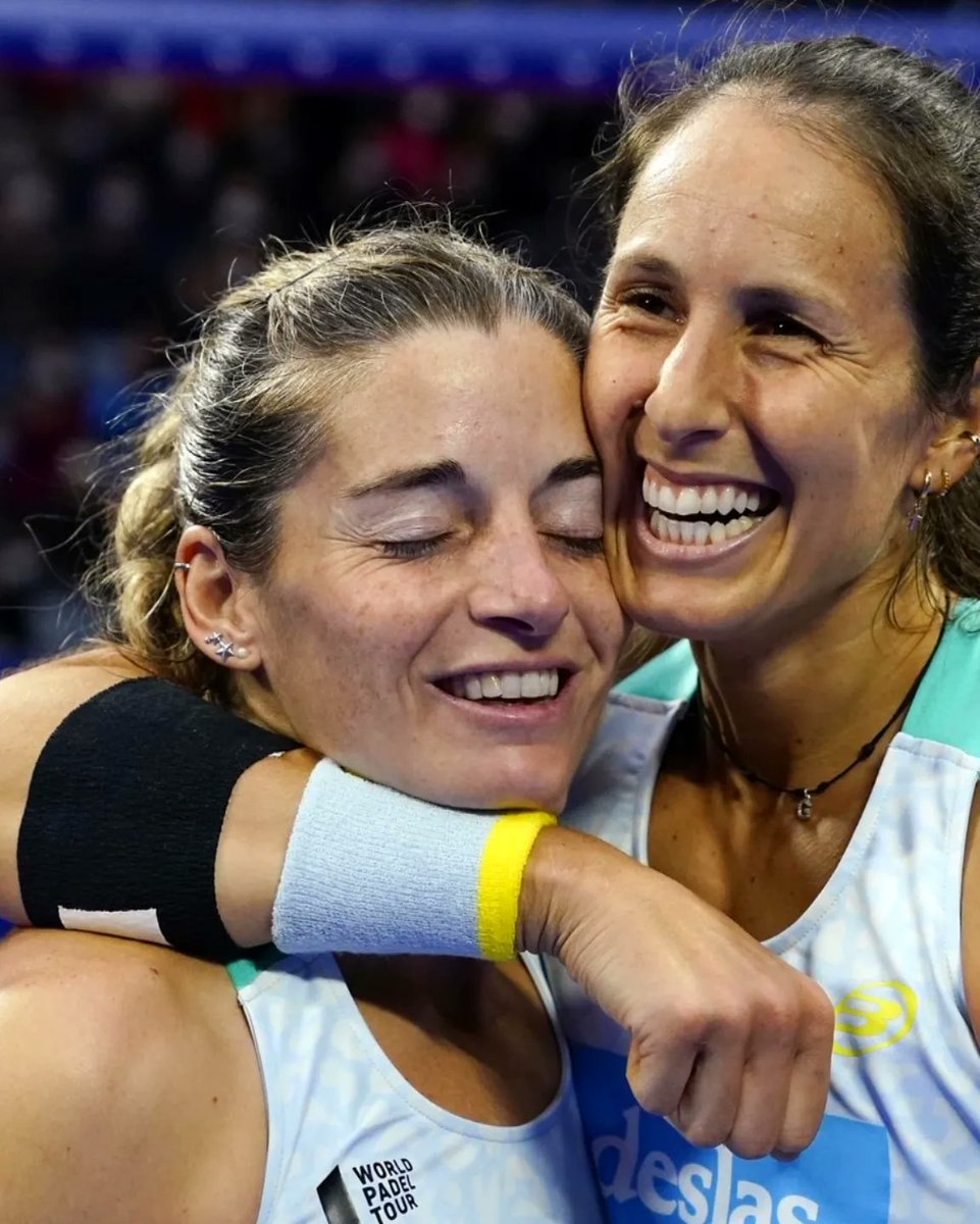 AleeeeSalazar's tweet photo. CAMPEONAS EN REUS🏆🥳Resistimos y supimos aguantar los malos momentos culminando de la mejor manera esta gran semana de trabajo y esfuerzo. Sin el equipazo que tenemos no sería posible 🥰🛠️
Soon 🔜 Vigo!
Gracias Reus, una maravilla tener las gradas llenas cada día 👏😍✨ https://t.co/EZXFb1qL62