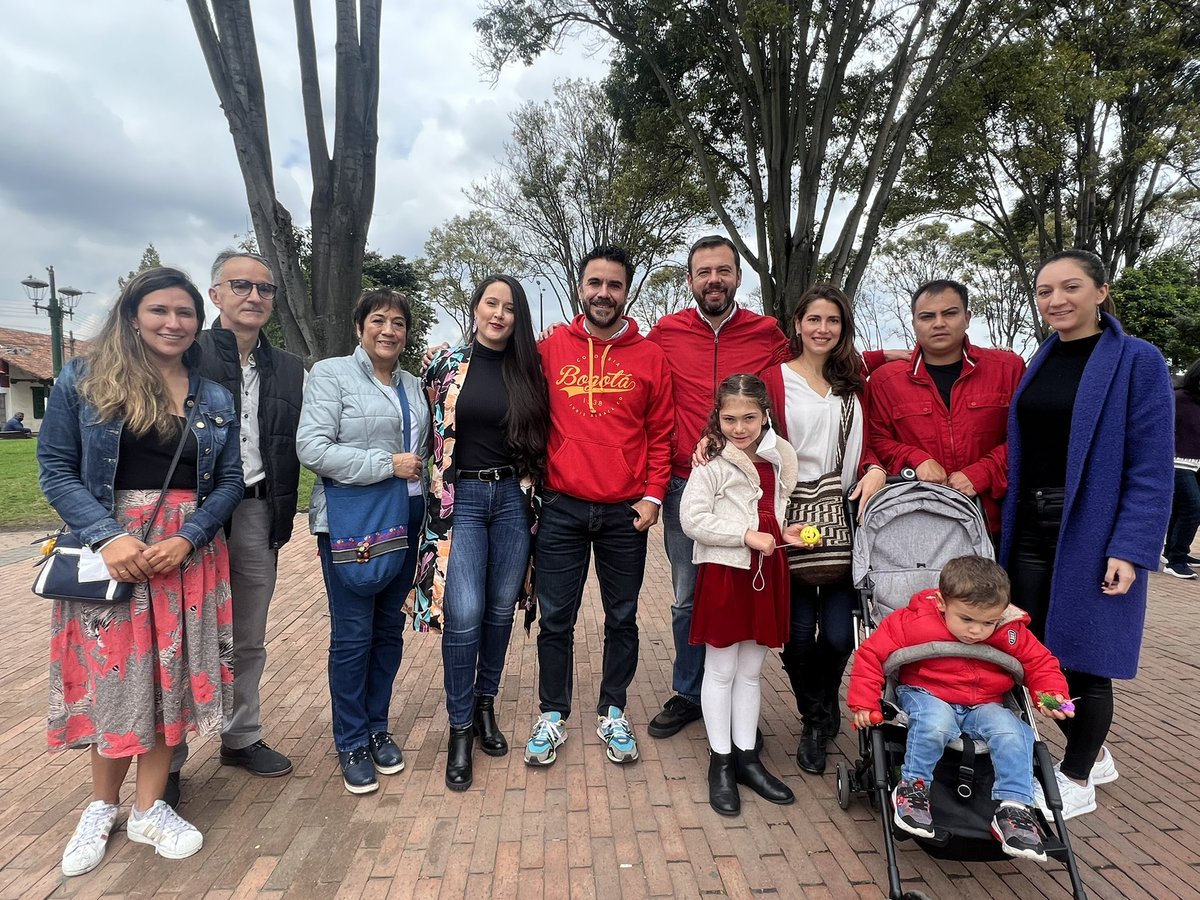 MSilvaMoyano's tweet photo. 🚩 110 -Hoy voté en familia y con amigos, como siempre en Fontibón. 

¡Salgan a votar antes de que llueva y NO olviden, nuestro logo es el de la cara de GALÁN! https://t.co/HaL06zNUvO