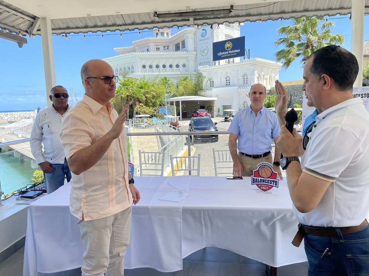 abapplata's tweet photo. El presidente de ABAPPLATA, Addiel Pérez, juramenta al viceministro administrativo de la presidencia Igor Rodriguez, como Presidente del Comité Organizador del Baloncesto Superior de Plata 2022. https://t.co/xLvnZFP0lB
