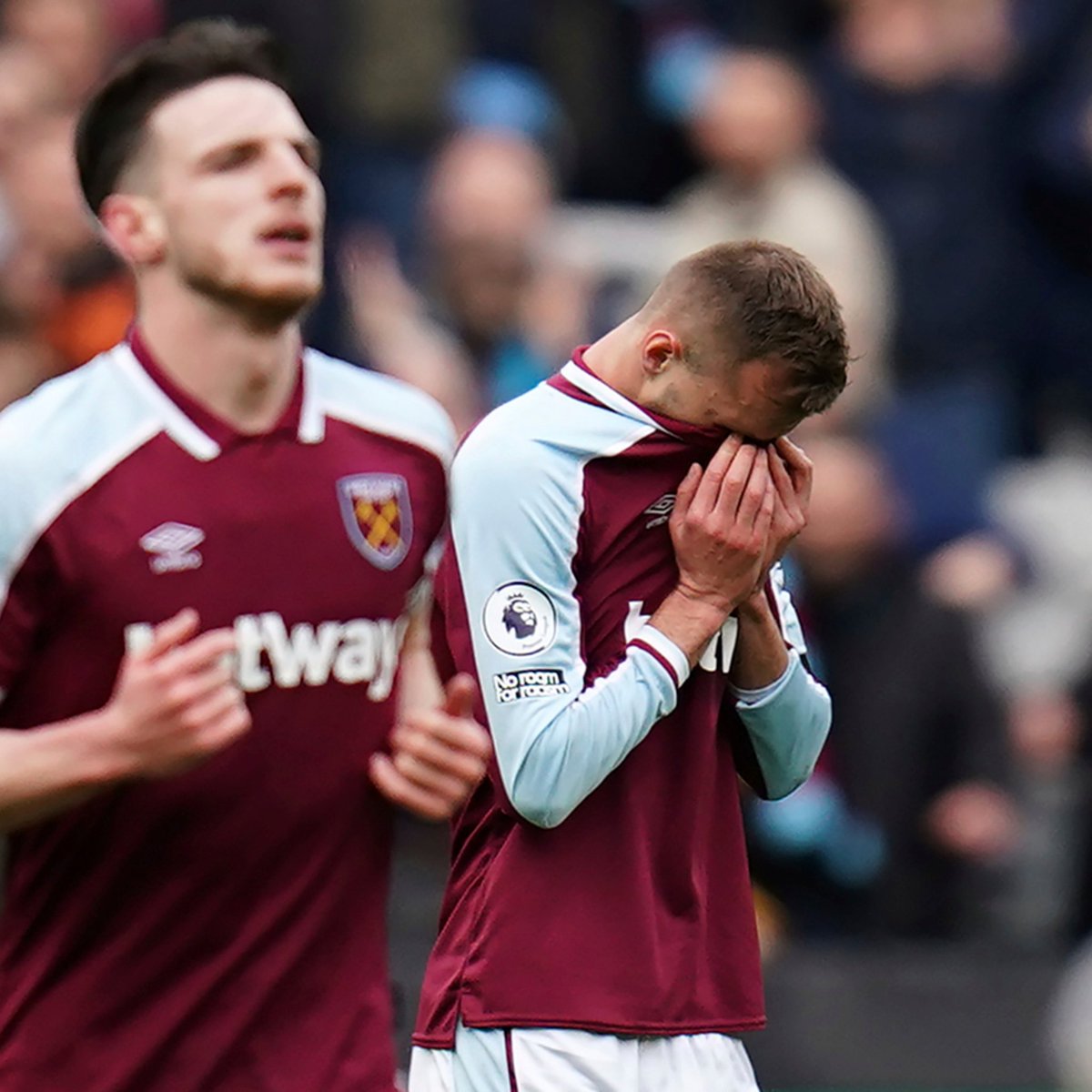 tdjmedios's tweet photo. Andriy Yarmolenko, capitán de la Selección de Ucrania, marcó con el West Ham. Pero le fue imposible festejar por la situación delicada en su país.

Simplemente  auntó con las manos hacia el cielo, se arrodilló y rompió en llanto.🇺🇦⚽ https://t.co/l0ddNsBFQd