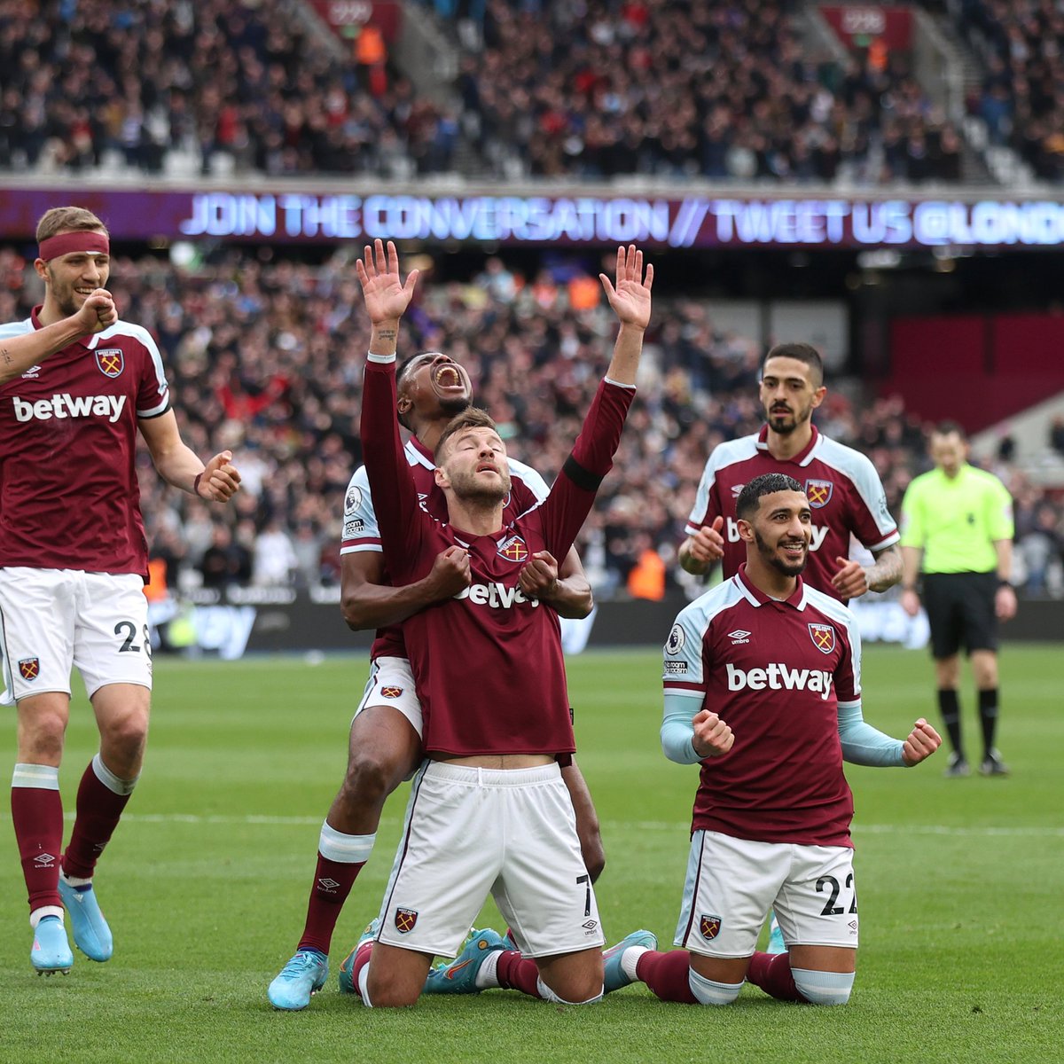 tdjmedios's tweet photo. Andriy Yarmolenko, capitán de la Selección de Ucrania, marcó con el West Ham. Pero le fue imposible festejar por la situación delicada en su país.

Simplemente  auntó con las manos hacia el cielo, se arrodilló y rompió en llanto.🇺🇦⚽ https://t.co/l0ddNsBFQd