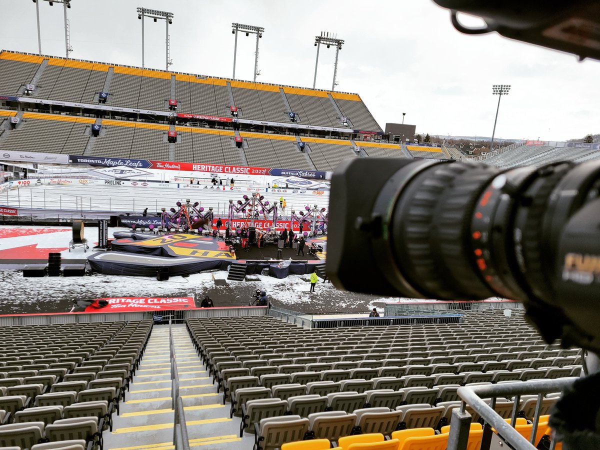 SuchateMadahar's tweet photo. Camera Operator at the NHL Heritage Classic. Toronto Maple Leafs take on the Buffalo Sabers! @MapleLeafs @NHL #CameraOp #CameraOperating #LiveTV #LiveTelevision #NHL #MapleLeafs #NHLHeritageClassic https://t.co/8DHLChKPhW