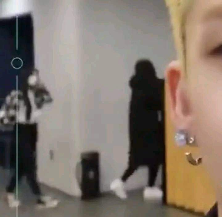 Baemon_ID's tweet photo. RUMOOR YGNGG? 
baru" ini divideo terbaru TREASURE apakah mereka benar benar trainee atau mungkin mereka staf?

#YGNGG #BaeMon #babymonster #YGFAMILY #YGEntertainment #girlgroup #Debut https://t.co/lXshjI41fr
