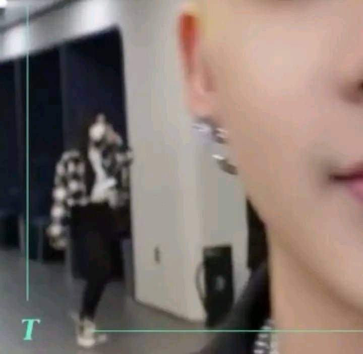 Baemon_ID's tweet photo. RUMOOR YGNGG? 
baru" ini divideo terbaru TREASURE apakah mereka benar benar trainee atau mungkin mereka staf?

#YGNGG #BaeMon #babymonster #YGFAMILY #YGEntertainment #girlgroup #Debut https://t.co/lXshjI41fr