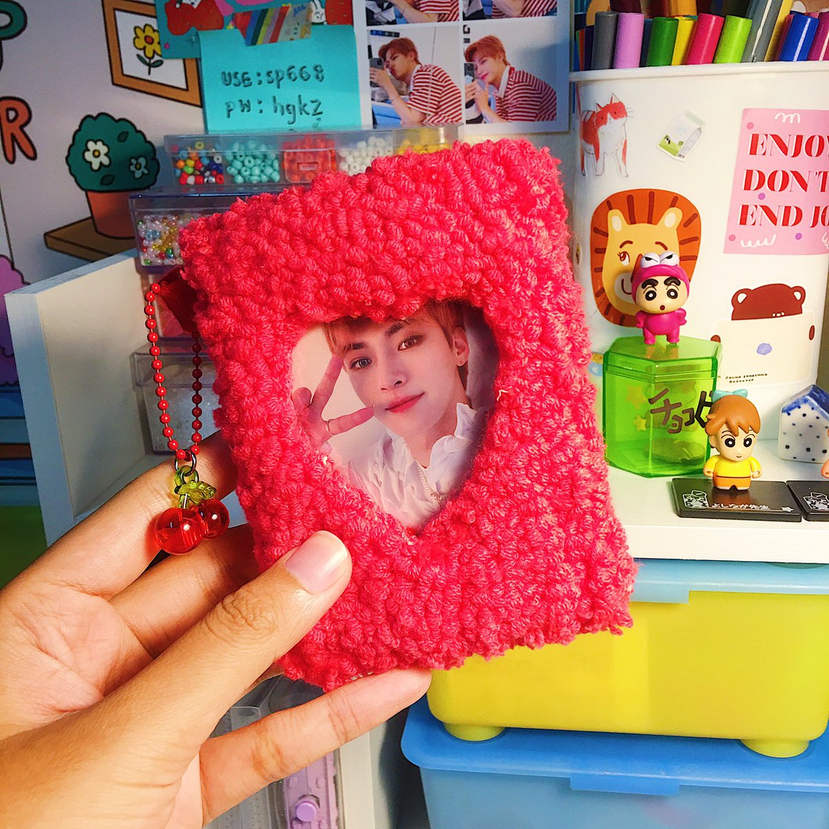 smile_Da's tweet photo. อยากจะอวดให้ทุกคนได้เห็นความนุ่มฟูของเฟรมการ์ดเฟรมใจที่เราทำเอง นั่งปักนั่งเย็บเองตั้งแต่ 4 โมงเย็นยัน4ทุ่ม ตอนแรกจะทำขายแต่เย็บมือแหกมาก ขอไปนอนคิดดูสักคืนก่อนนะ 555 #smileylittleth #เฟรมการ์ด #framecard #photocardframe #omega_x https://t.co/WtKPTKlC6g