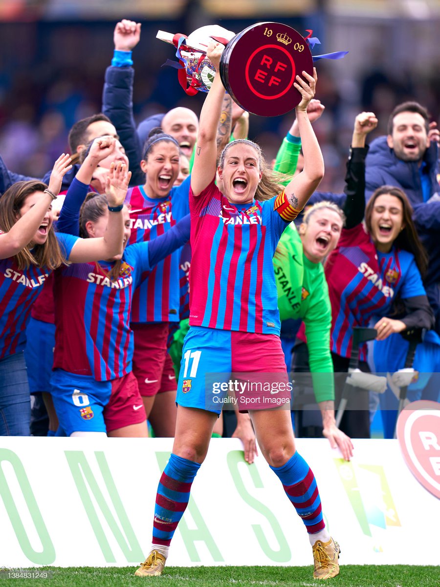 GettySport's tweet photo. .@alexiaputellas of @FCBfemeni lifts the Primera Iberdrola trophy after beating Real Madrid 5-0 at Johan Cruyff Stadium on March 13 in Barcelona 📸:@pdro_salado #ForçaBarça #FCBFemeni https://t.co/afO9UZMtGa