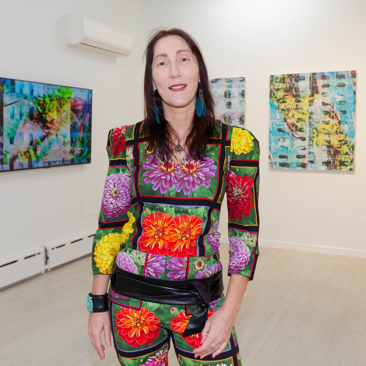 cocodolle's tweet photo. Pairing NFTs with physical paintings in « DAVIS LAKE » a gallery exhibition presenting the works of Jeff Kraus @baggybydesign curated by yours truly - On view at @11Newel until March 27th. DM me for infos! #nft #nftart #nftcurator https://t.co/ecrTQFjUBb