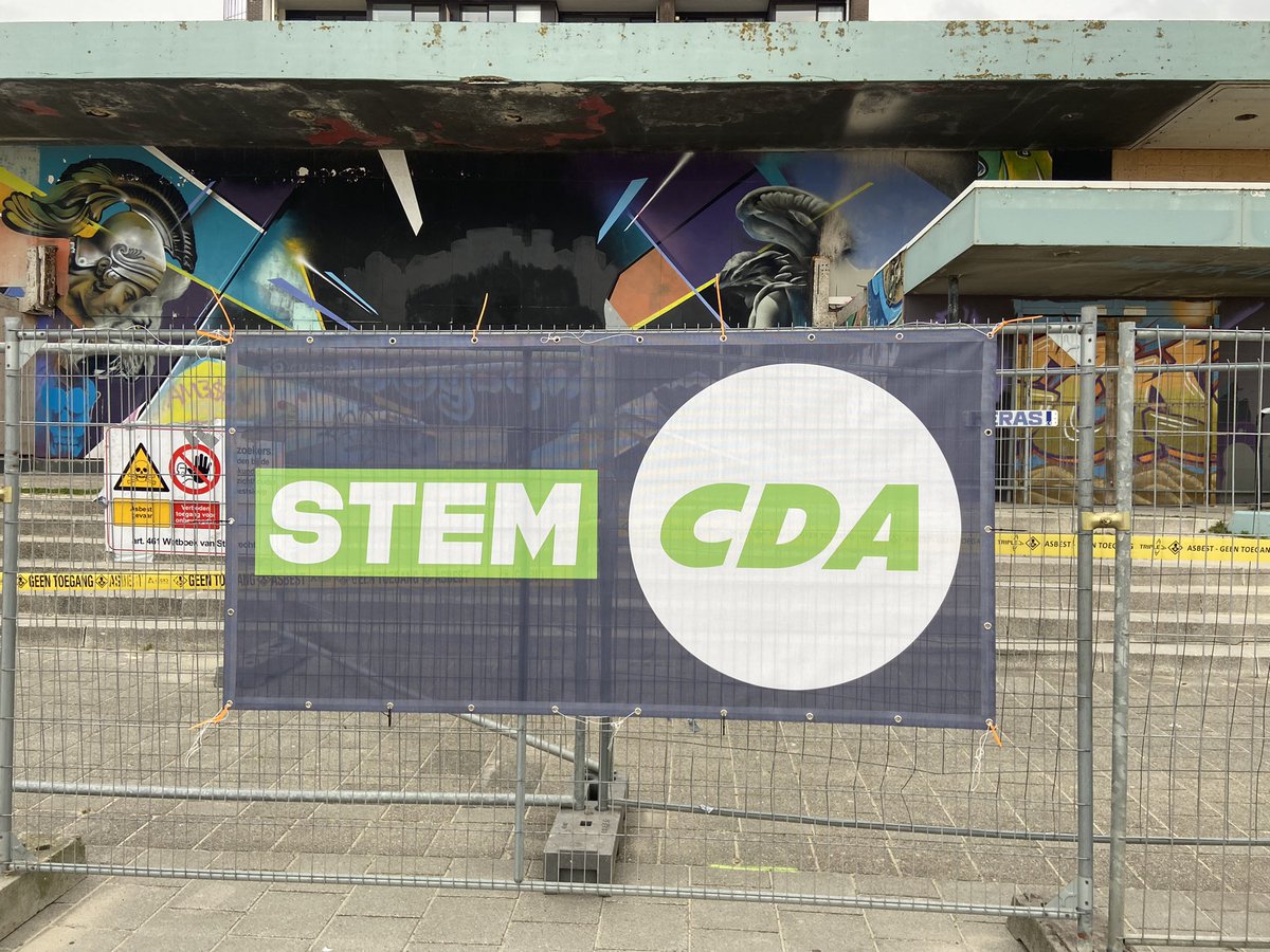 cdavlissingen's tweet photo. Vanmorgen om 10 uur deze banner opgehangen voor Brittania en om 17 uur hing deze nog netjes op zijn plek. En zo hoort het. #Vlissingen https://t.co/tTOGjQSYZA