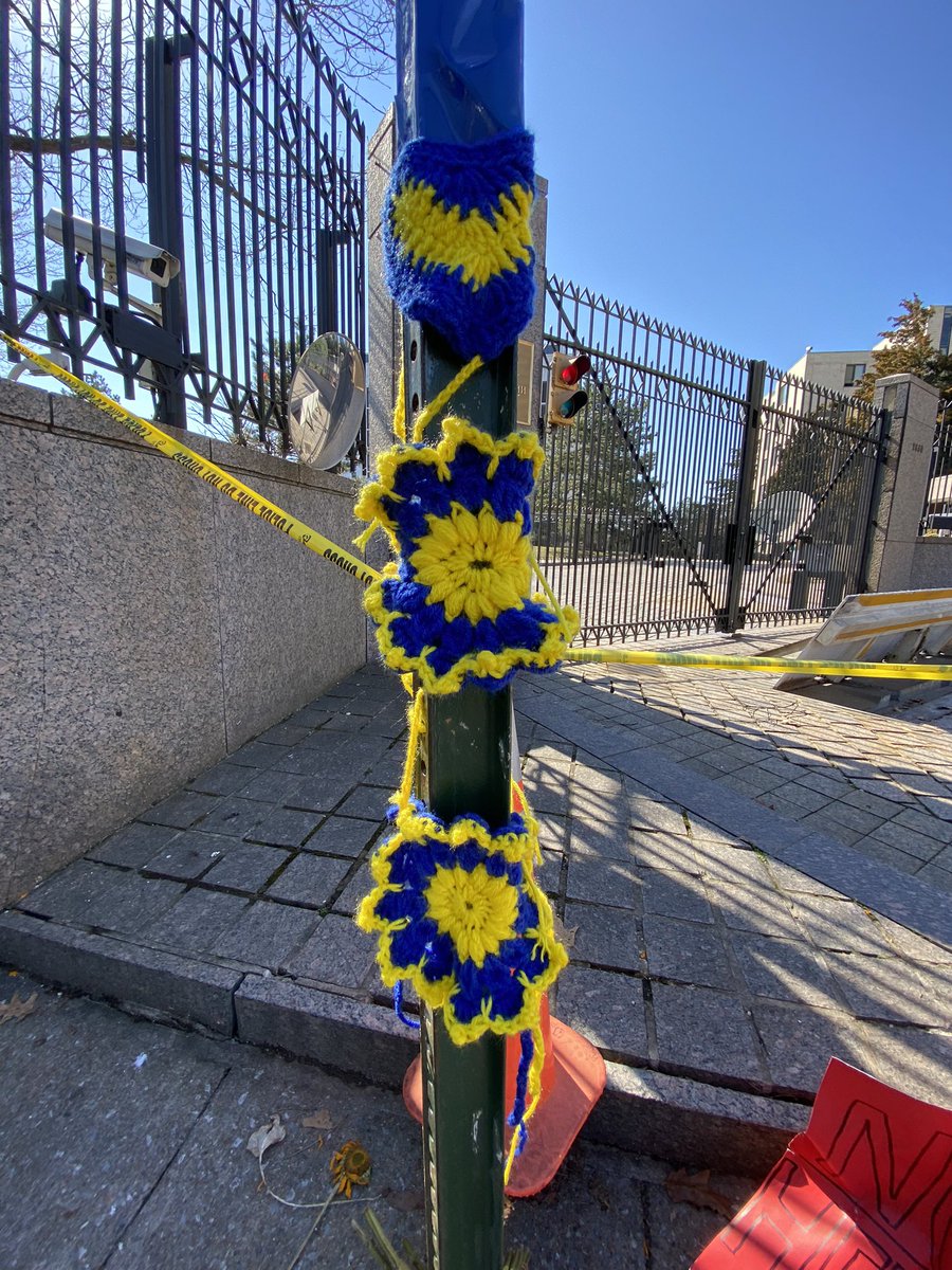 LinkhaPaulinka's tweet photo. #YarnBombs on President ZELENSKY WAY🇺🇦
I bicycled over to the #RussianEmbassy in DC on Fri to adorn it with the handmade blue💙 and yellow💛 flowers I crocheted🧶
I shall make more, me thinks.
Слава Україні🇺🇦
#Ukraine #RussianAttack #NoWarSupportUkraine #SupportUkraine https://t.co/W7vHfj4998