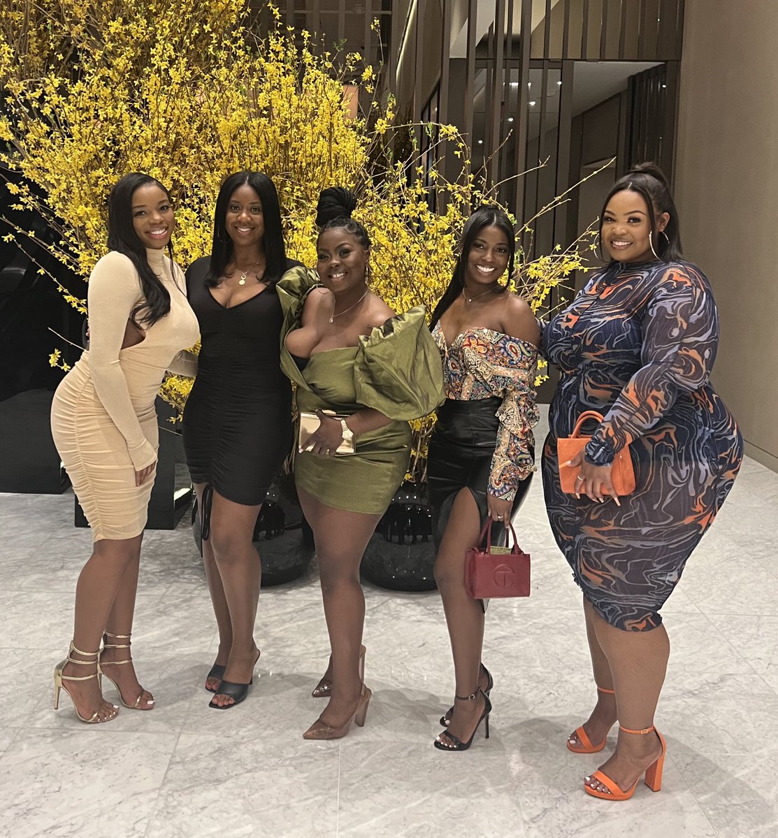 AliyahhJanaii's tweet photo. To be a fine black girl . ✨ https://t.co/y20nlth7ih