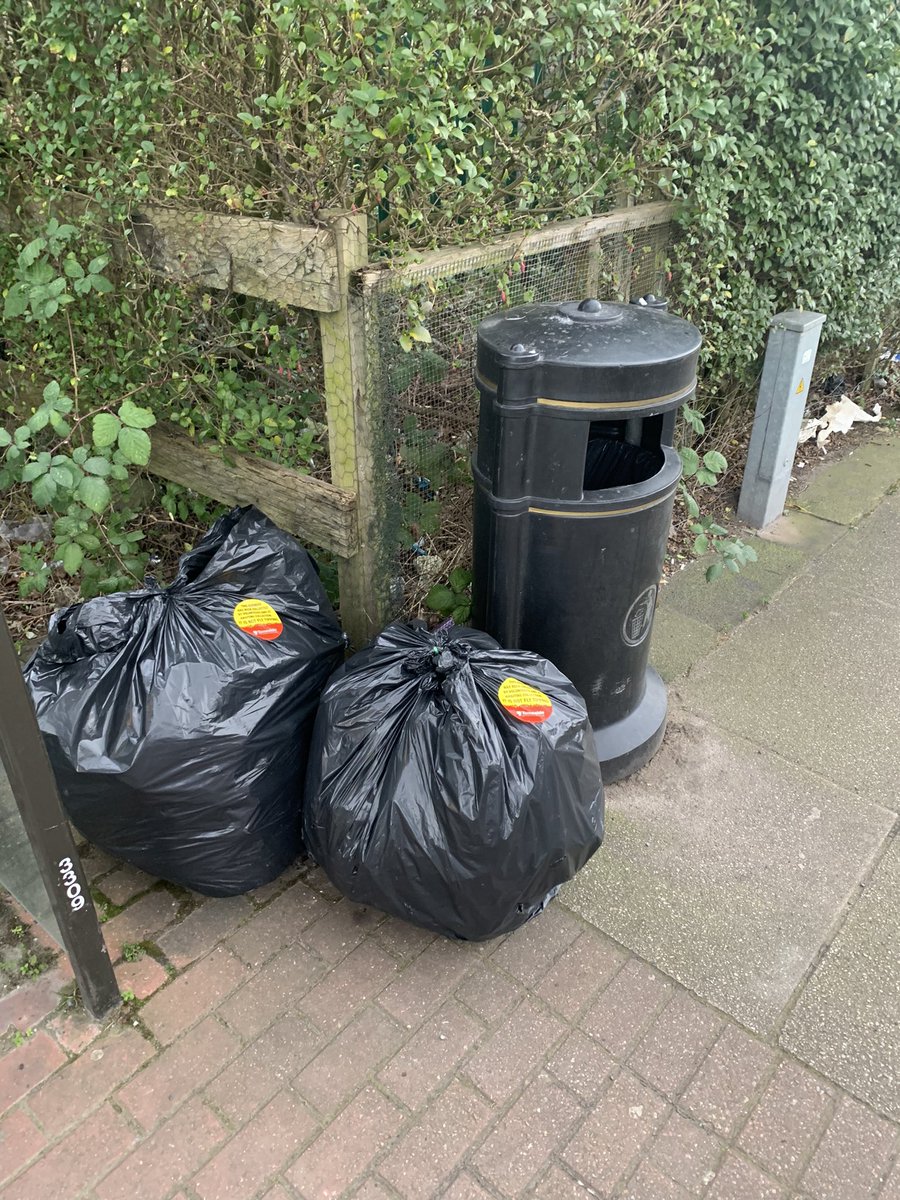 Dannymatherr's tweet photo. Out litter picking with the gang in Audenshaw again today 😊 #audenshaw #litterpic https://t.co/rGTm60NucW
