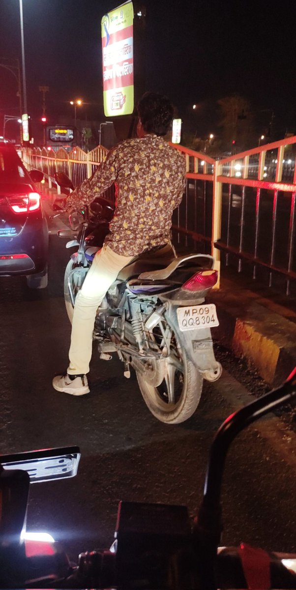 RajrajeshwarYa5's tweet image. This man is drunk and driving reckless on palasia road he almost crashed his bike at my bike.
This type of people are responsible for accidents and risk other lives please take action against him

@IndoreTraffic  @IndoreCollector